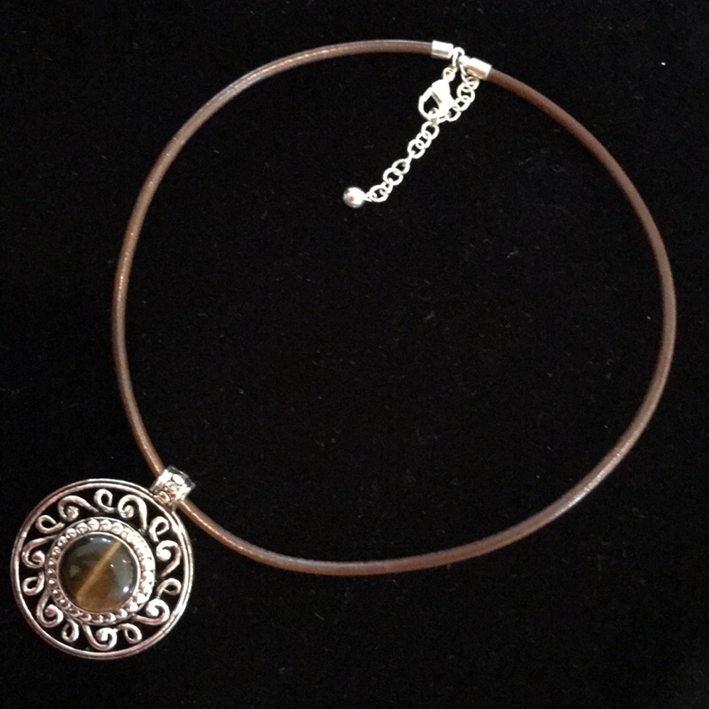 Pendant necklace with leather chain